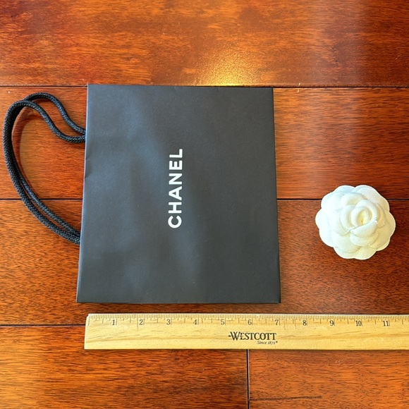 Chanel Shopping Bag with Camellia - Picture 4 of 6